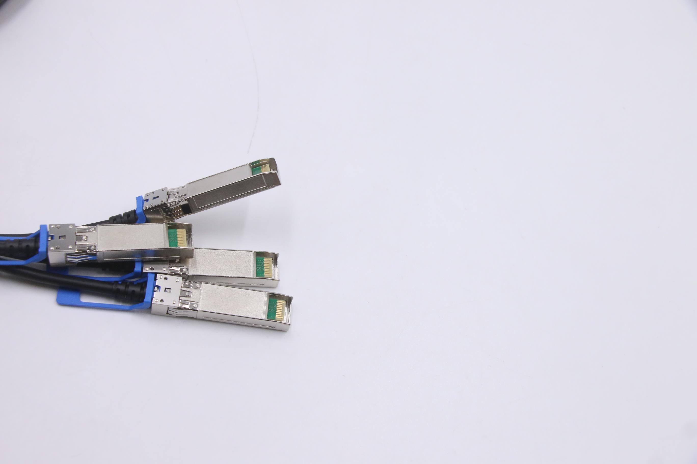 01GV913 - Original Lenovo 3m 100G QSFP28 to 4x25G SFP28 Breakout DAC Cable, 7Z57A03565